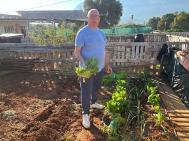 El alumnado de la Escuela de Adultos Ramón Ortega durante la visita a los huertos urbanos de Dénia (7)