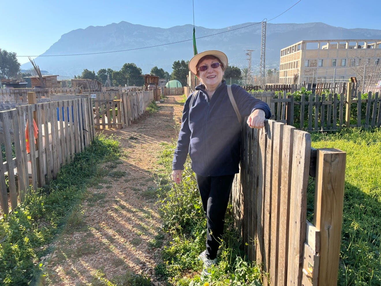 El alumnado de la Escuela de Adultos Ramón Ortega durante la visita a los huertos urbanos de Dénia (9)