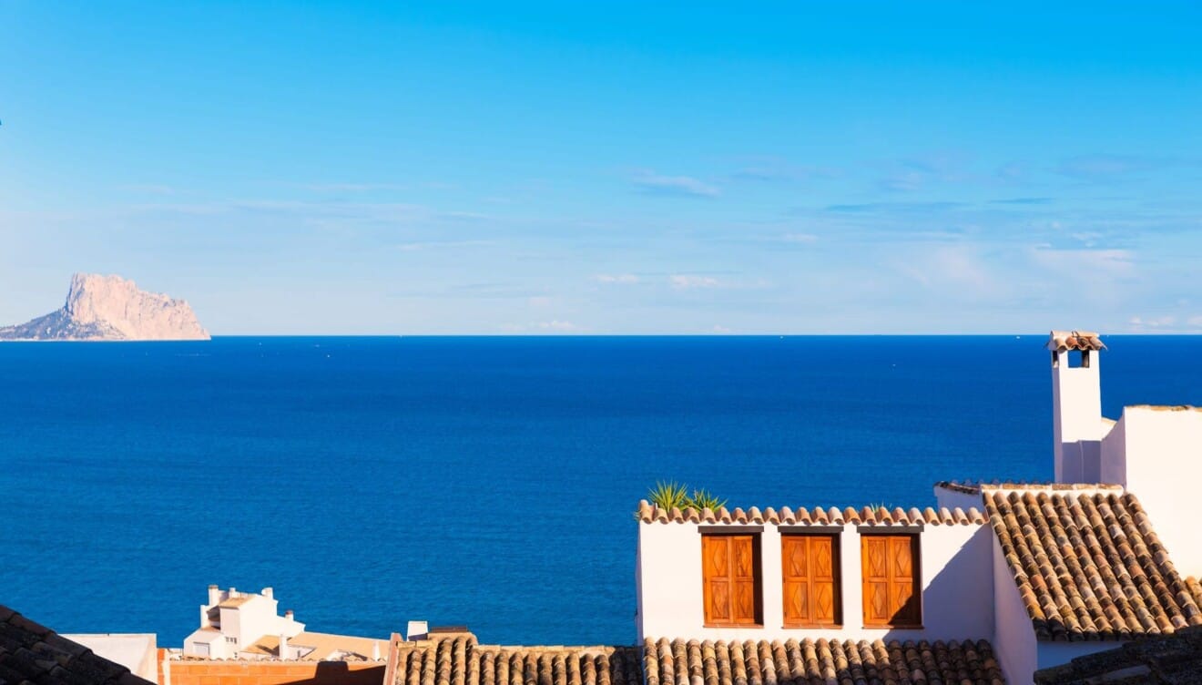 El mar Mediterráneo frente a Altea con un horizonte sereno