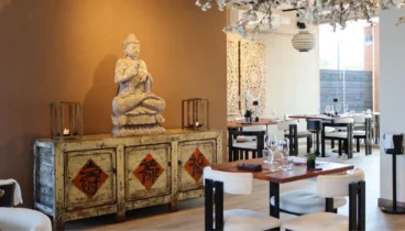 Elaboración artesanal de makis en cocina abierta.jpg