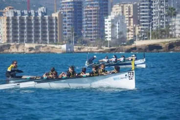 La Lliga Suma supera el seu equador a Calp amb més de 60 embarcacions en competició 5 embarcació de llaüt mediterrani durant la vi regata de la lliga suma en aigües de calp