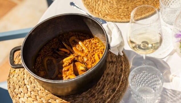 Mediterrane Spezialitäten werden im Hafen von Denia mit Blick aufs Meer serviert.