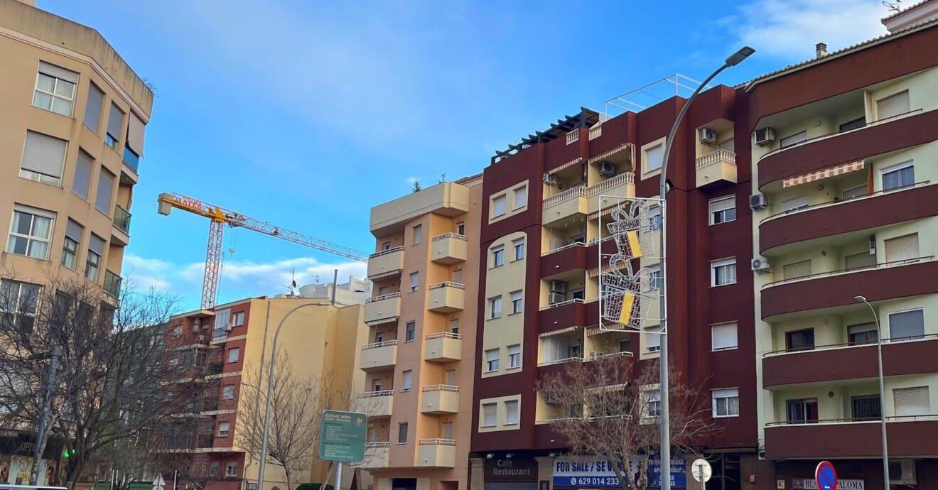 Estampas propias de diciembre que todavía se dejan ver en febrero en algunas calles de Dénia