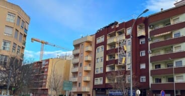 Estampas propias de diciembre que todavía se dejan ver en febrero en algunas calles de Dénia