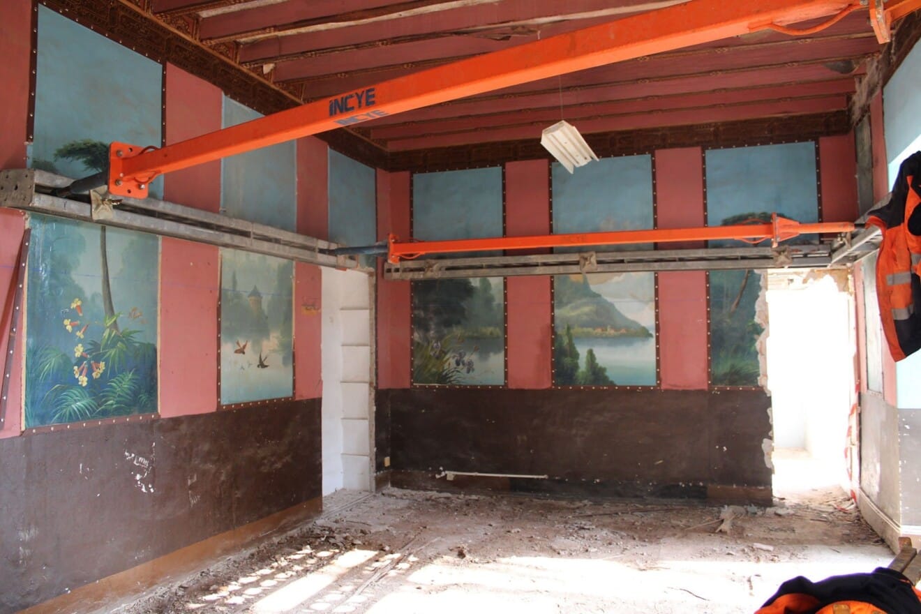 Fase de obra en el interior, con derribos y restos de antiguas decoraciones a la vista
