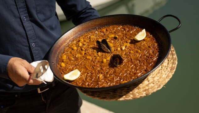 Fideuà-Meeresfrüchte mit lokalen Produkten im Hafen von Denia