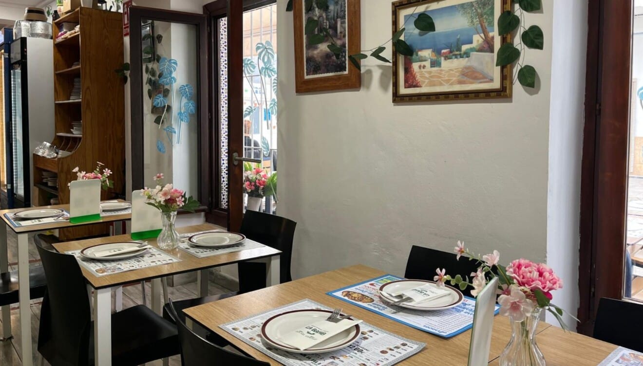 Gastronomía tradicional en Dénia con recetas marineras de calidad