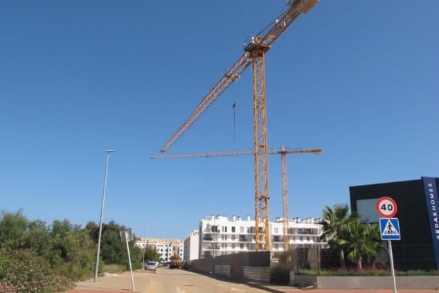 Ni jóvenes ni locales: el rostro de quien se queda con las llaves de las viviendas de Dénia 1 Imagen: Grúas en el nuevo barrio de Dénia