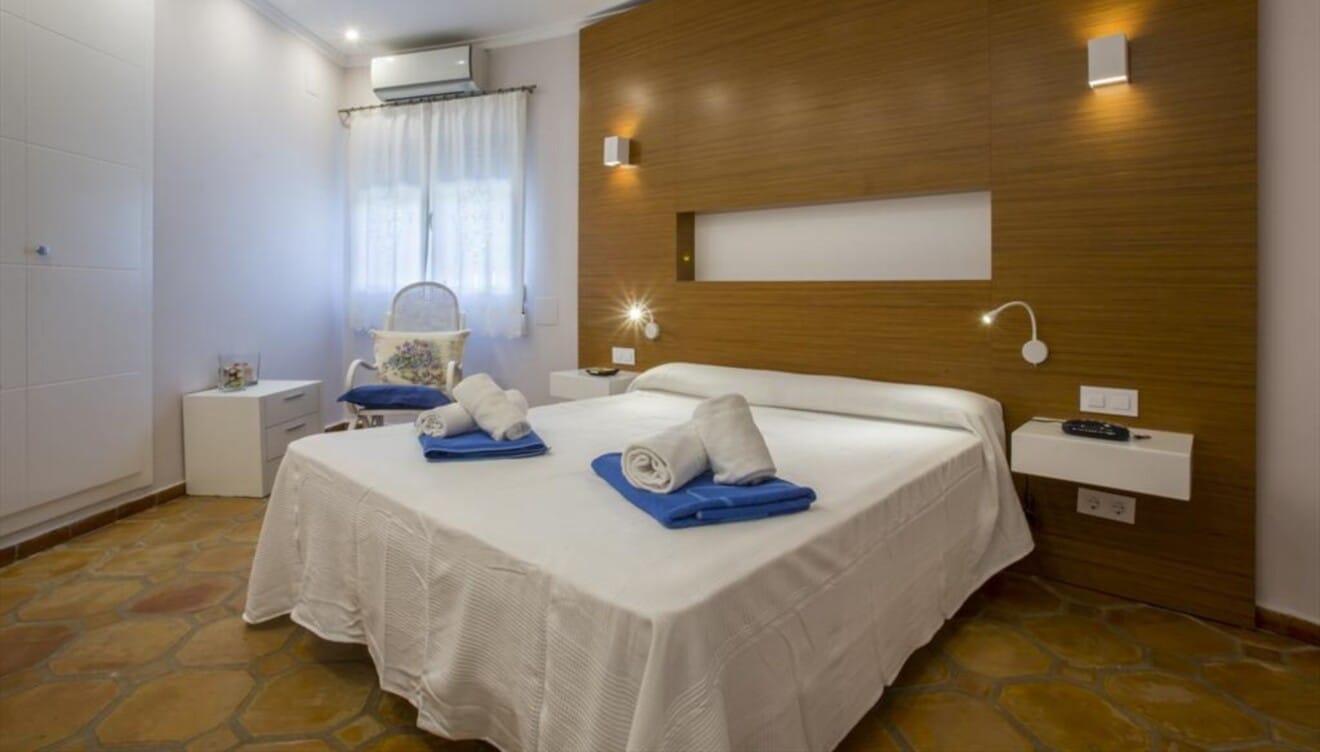 Habitación de matrimonio luminosa con aire acondicionado y cama doble