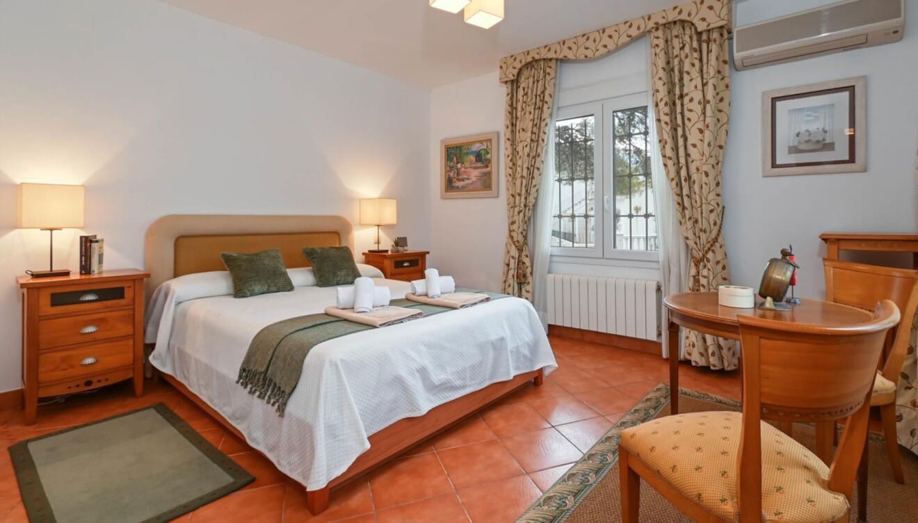 Habitación principal con ventilador de techo y ambiente despejado