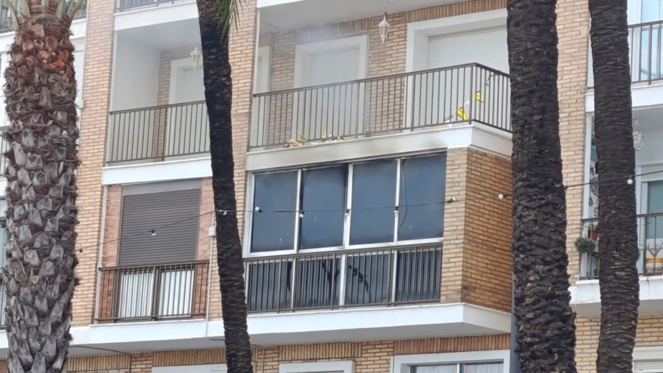 Humo saliendo de una vivienda en la explanada Cervantes de Dénia