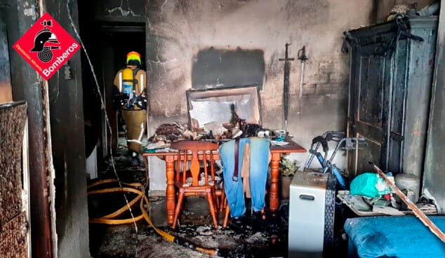Imagen: Interior de la vivienda incendiada en un edificio de la explanada Cervantes de Dénia