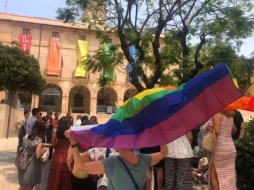 la bandera lgtb ondeando frente al ayuntamiento de denia
