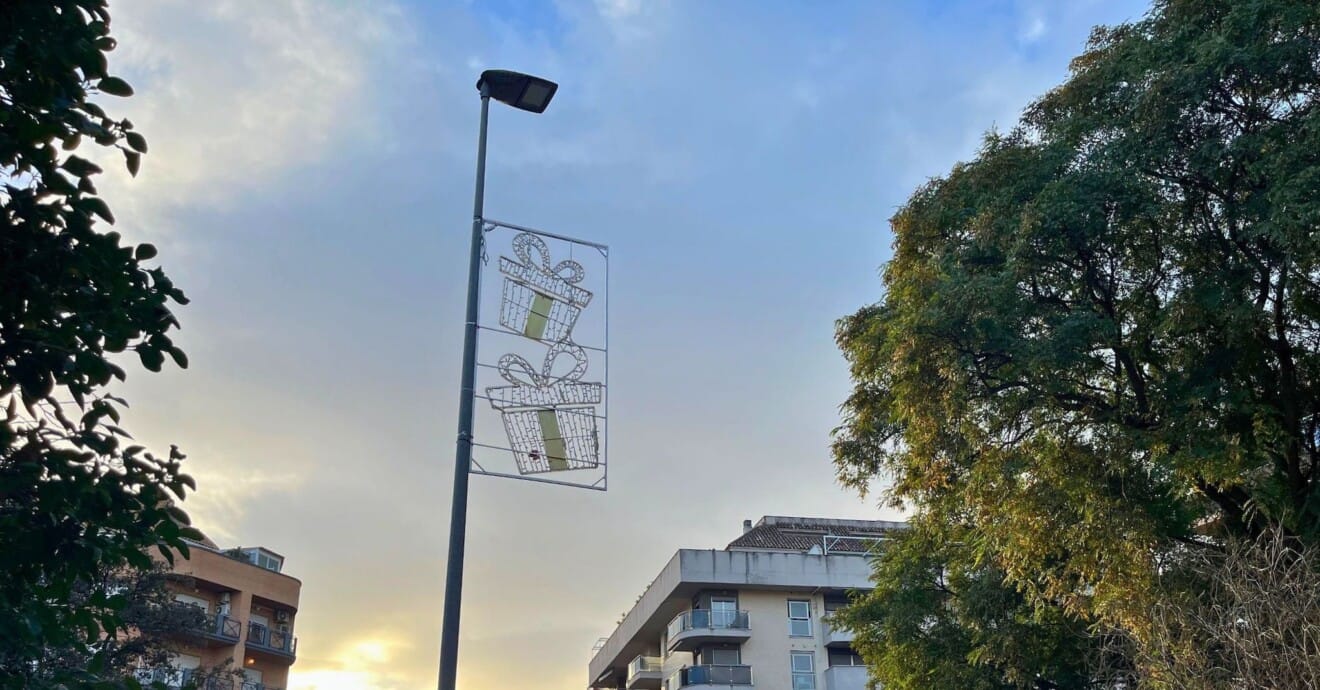 La retirada de las luces de Navidad se ha realizado de forma desigual según el barrio