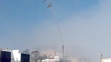 La silueta del Castillo de Dénia apenas se distingue tras las antenas del casco urbano debido a la bruma
