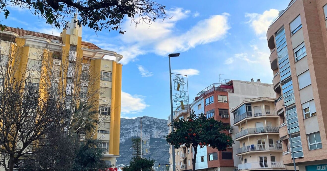 Las luces están apagadas, pero la decoración de Navidad continúa presente en varias zonas de la ciudad