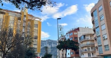 Las luces están apagadas, pero la decoración de Navidad continúa presente en varias zonas de la ciudad