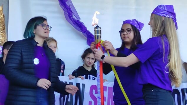 lazos en la llama por la igualdad de los grupos de accion feminista de la marina alta