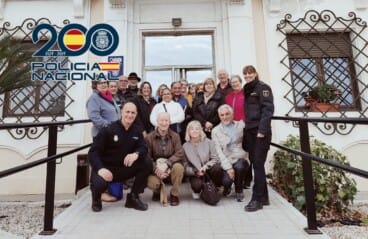 mayores de denia y policia nacional juntos en una jornada practica sobre el dni digital