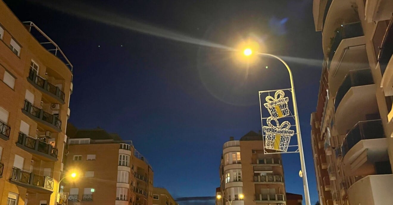 Motivos navideños como regalos y estrellas aún permanecen visibles en barrios fuera del centro
