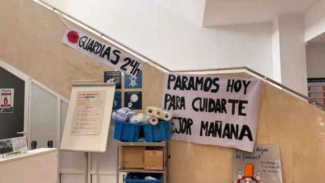 pancartas en el interior del centro de salud de denia este lunes reclamando mejoras laborales