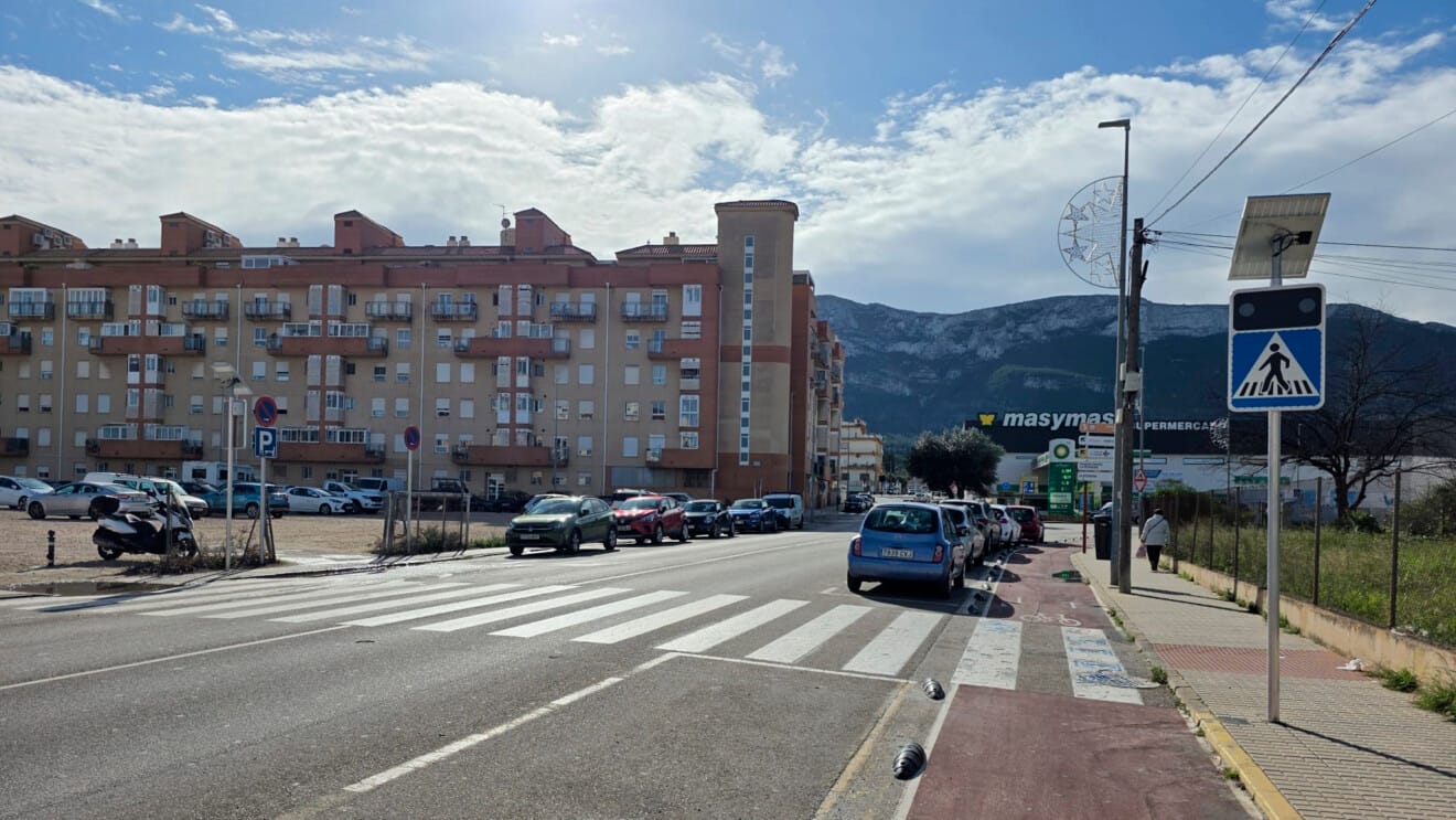 Paso de peatones inteligente con señalización luminosa en Dénia