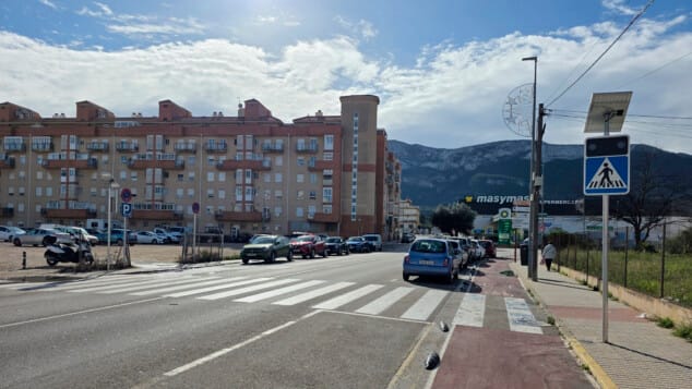Detectores de presencia y señalización luminosa: los nuevos pasos de peatones inteligentes de Dénia 1 Imagen: Paso de peatones inteligente con señalización luminosa en Dénia