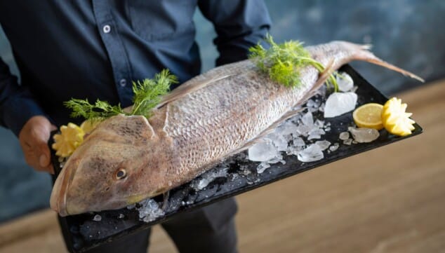 Frischer mediterraner Fisch wird im Restaurant Balandros in Denia serviert.
