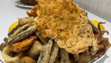 Pescaíto frito en Dénia crujiente y abundante en Restaurante La Bahía