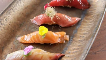 Platos asiáticos con presentación moderna y producto de calidad