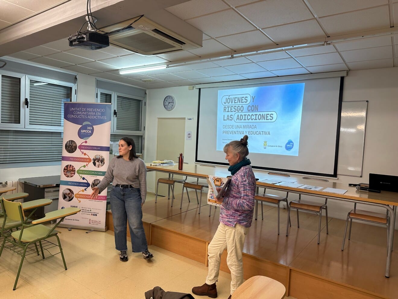 Presentación de la sesión «Jóvenes y riesgo con las adicciones» en el IES Historiador Chabàs, dentro de la XXVI Escuela de Familias de Dénia