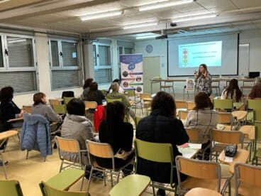 Presentación de la sesión «Jóvenes y riesgo con las adicciones» en el IES Historiador Chabàs, dentro de la XXVI Escuela de Familias de Dénia (2)