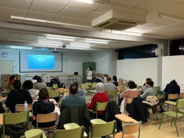 Presentación de la sesión «Jóvenes y riesgo con las adicciones» en el IES Historiador Chabàs, dentro de la XXVI Escuela de Familias de Dénia (3)
