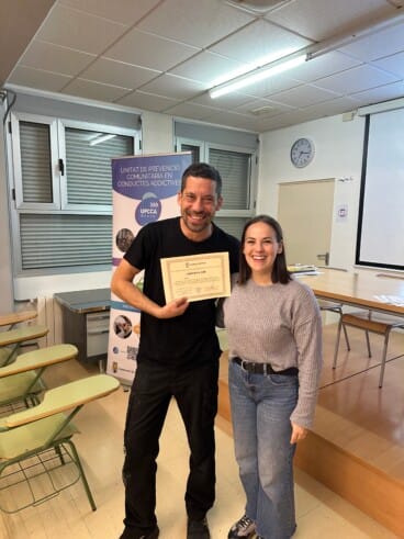 Presentación de la sesión «Jóvenes y riesgo con las adicciones» en el IES Historiador Chabàs, dentro de la XXVI Escuela de Familias de Dénia (4)