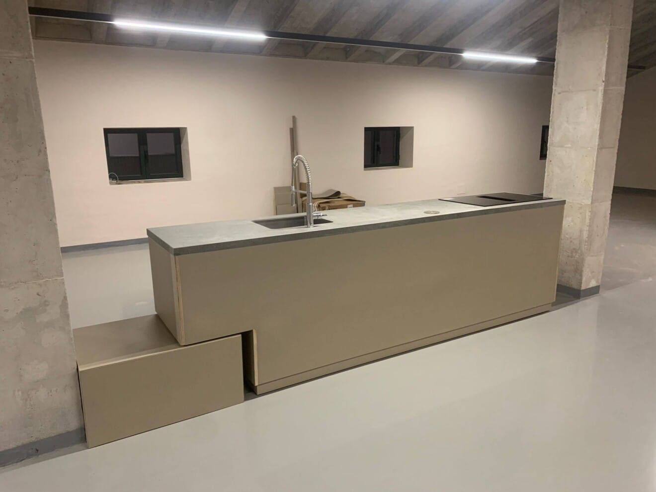 Primeras piezas de la cocina-taller, con la isla ya colocada para las prácticas