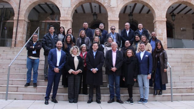 Dénia muestra su modelo turístico a una delegación de empresarios hoteleros de Colombia 1 Imagen: Recepción institucional en el Ayuntamiento de Dénia a la delegación de empresarios hoteleros colombianos