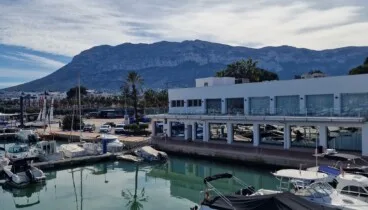 restaurante balandros en el puerto de denia con el montgo al fondo