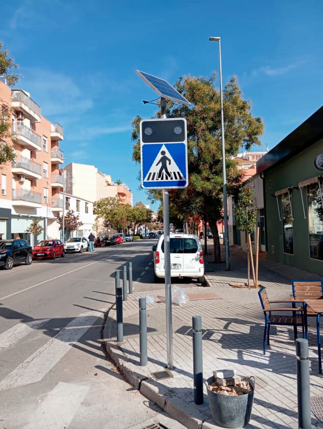 Detectores de presencia y señalización luminosa: los nuevos pasos de peatones inteligentes de Dénia 2 Imagen: Señales verticales luminosas alimentadas por energía solar en Dénia