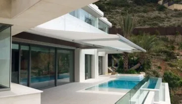 toldo de diseno minimalista para proteccion solar en zona de relax junto a la piscina