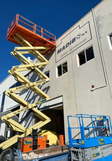 Tradición familiar y experiencia en maquinaria y ferretería