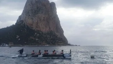 Clubs de la Marina Alta competeixen aquest diumenge a la V Regata de la Lliga SUMA a Calp 6 una embarcació de la lliga suma competeix davant del penó d'ifac durant una regata disputada en aigües de calp