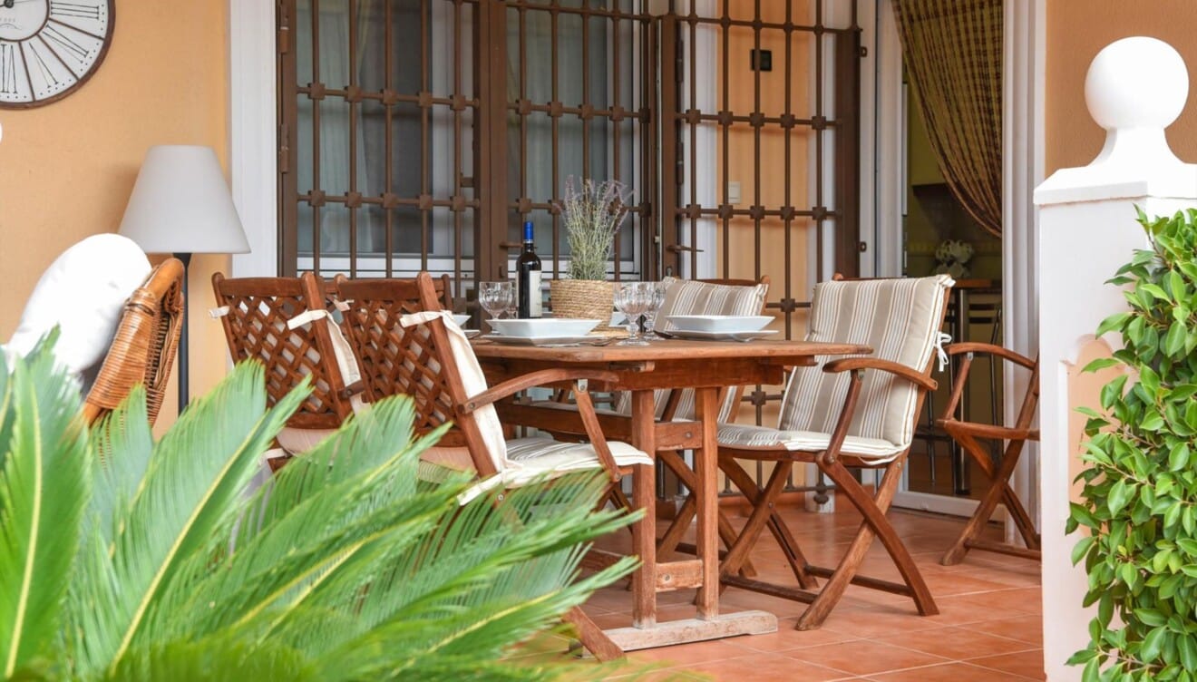 Una mesa exterior pensada para cenas largas de verano en familia