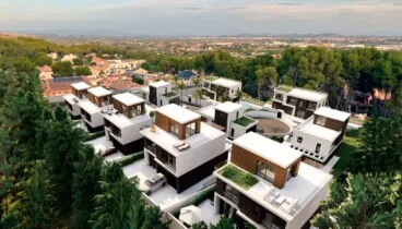 Urbanización privada con diseño cuidado y zonas comunes ordenadas