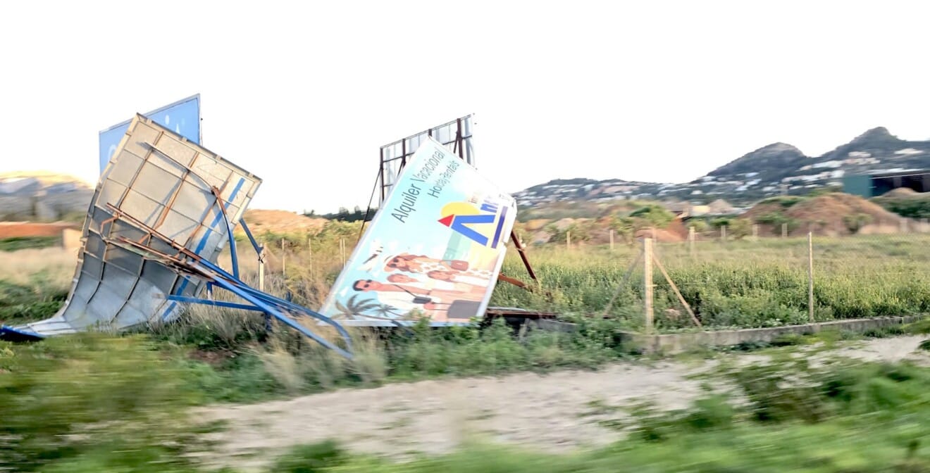 Vallas publicitarias arrancadas por el viento en la entrada de Dénia