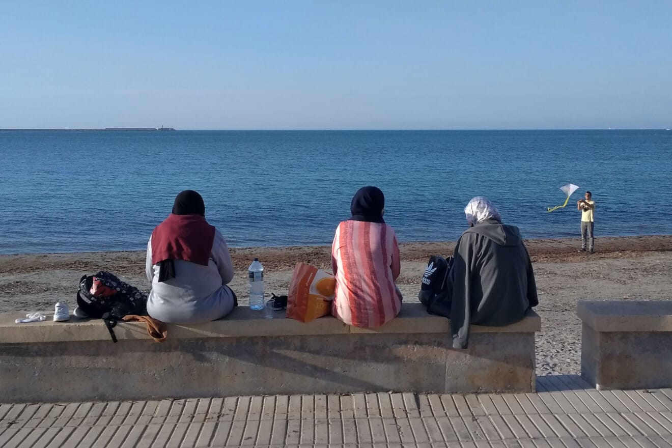 Vecinas de Dénia con velo frente a la playa