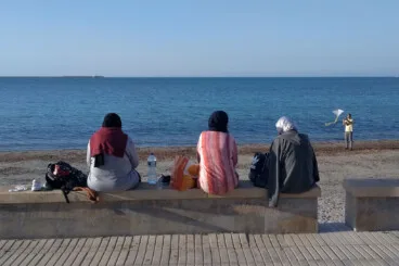 «L'objectiu de la ultradreta: trencar la convivència a cop de mentides» 2 veïnes de denia amb vel davant de la platja