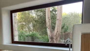 Ventanal de paño fijo diseñado para maximizar la entrada de luz natural y las vistas