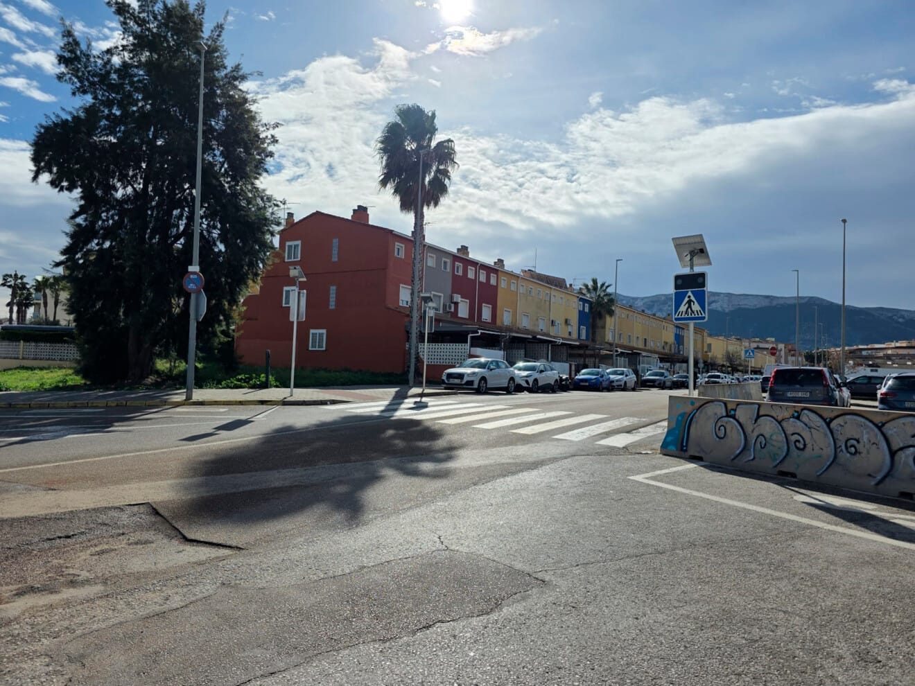 Vista general de un paso de peatones inteligente en Dénia
