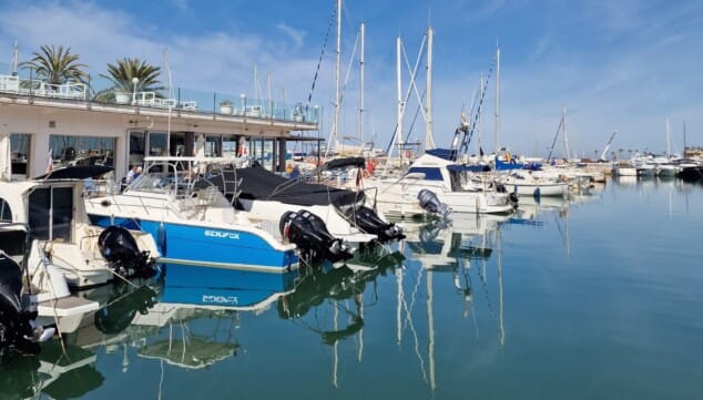 Bild: Blick auf den Hafen von Dénia neben dem Restaurant Balandros mit Blick auf das Mittelmeer