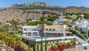 Vivienda de estilo mediterráneo con la Sierra de Bernia como telón de fondo